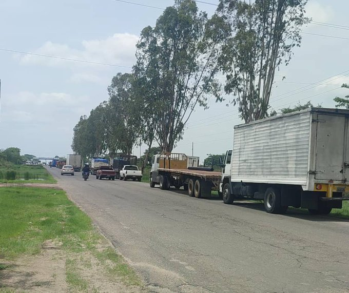 eldiario's tweet photo. #15May | Indígenas yukpas cerraron la carretera hacia Machiques, Zulia, desde la mañana de este miércoles. Otras personas denunciaron que no hay funcionarios policiales para detener este tipo de acciones.

📷: @LDanieri https://t.co/1L7nSzntGp