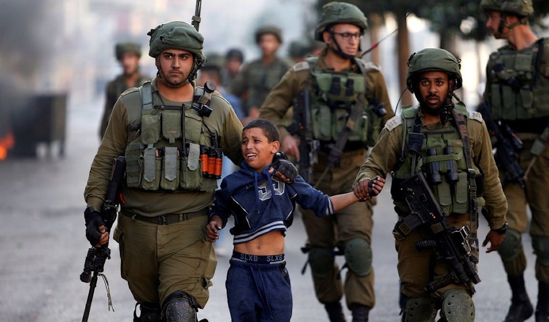 'Israel' utilizó a tres niños palestinos como escudos humanos Los niños contaron sus terribles experiencias cuando fueron utilizados como escudos humanos por soldados israelíes en Tulkarm a principios de este mes. Vía: Al Mayadeen.