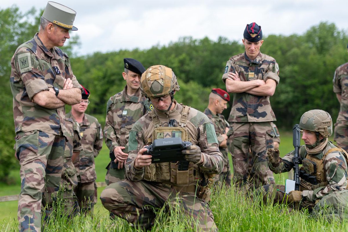 'Toujours et partout'. Inspection de la @9_BIMa_AdT, brigade légère blindée amphibie dont l’expérience, la réactivité et la polyvalence contribuent à l’aptitude opérationnelle de l’@armeedeterre et à la défense de notre pays, dès ce soir si nécessaire. « Semper et ubique ».