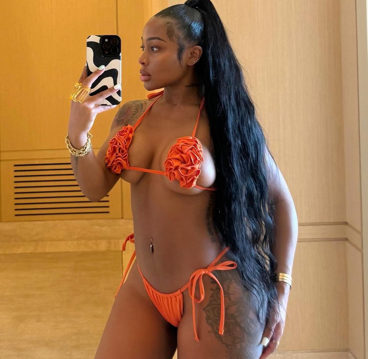 waaydamin's tweet image. Slim thick, caramel skin, 4”11 ..she a 10🍊