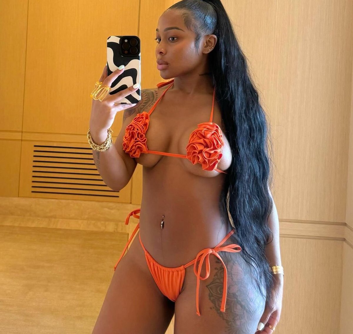 waaydamin's tweet image. Slim thick, caramel skin, 4”11 ..she a 10🍊