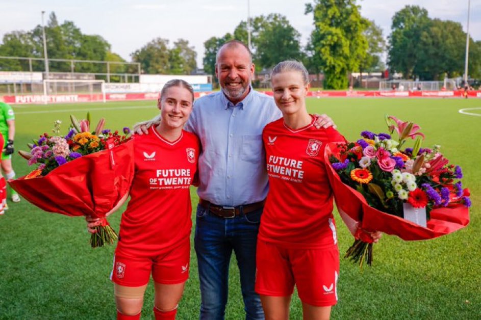 Anna-Lena Stolze wird für 50 Eredvisie-Spiele bei den @FCTwenteVrouwen geehrt.

Die Lübeckerin wird Twente nach 4,5 Jahren verlassen und zum 1. FC Köln in die Bundesliga wechseln.

#Frauenfußball