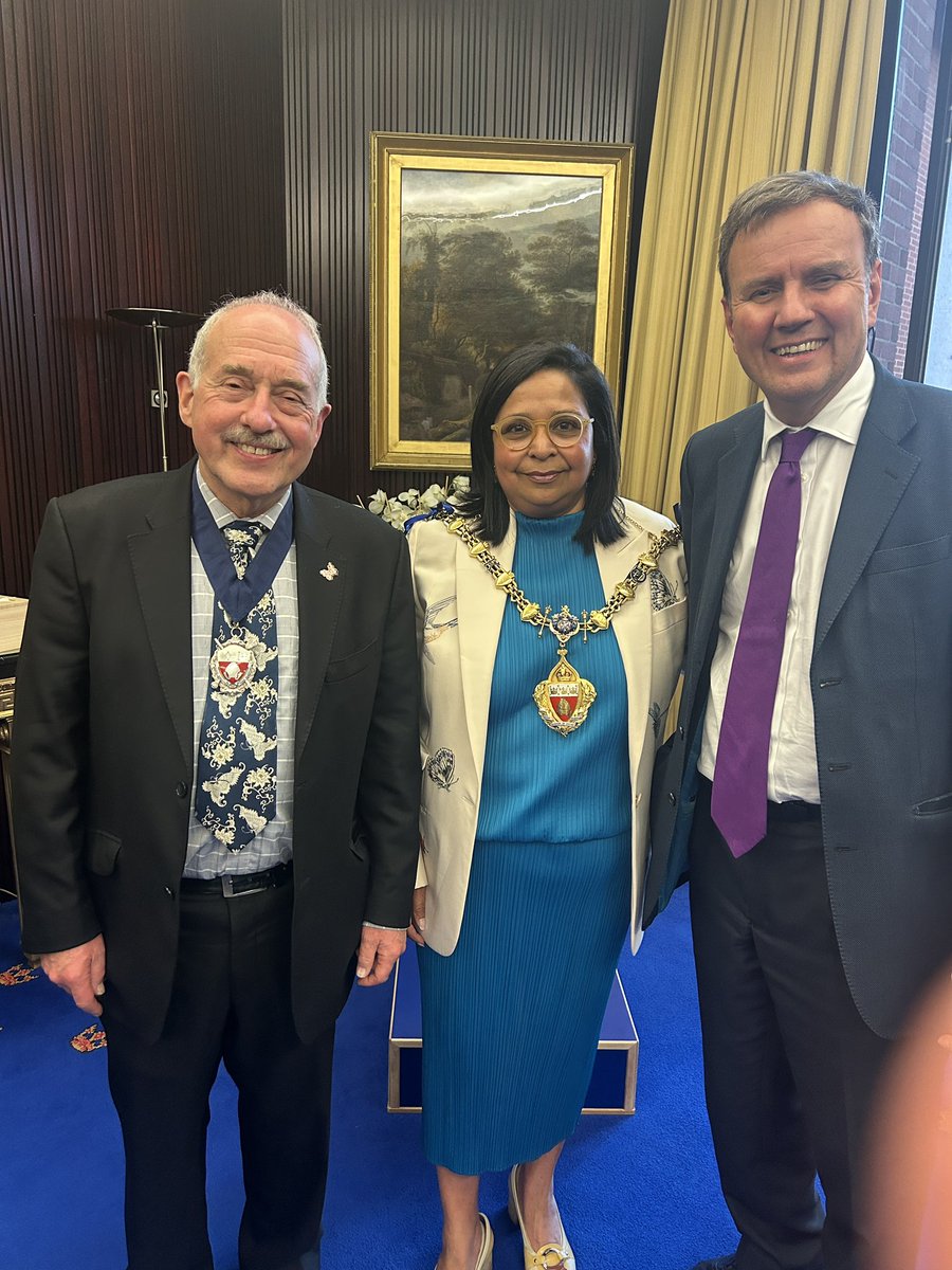 Go glad to squeeze in going to the Kensington Town Hall Mayoral reception at @RBKC with the @RBKCMayor Preety Hudd and Deputy Mayor Dori Schmetterling. Preety has been an amazing Mayor and I can hardly believe it’s a year since we celebrated 30 years of @ChelwestFT together!