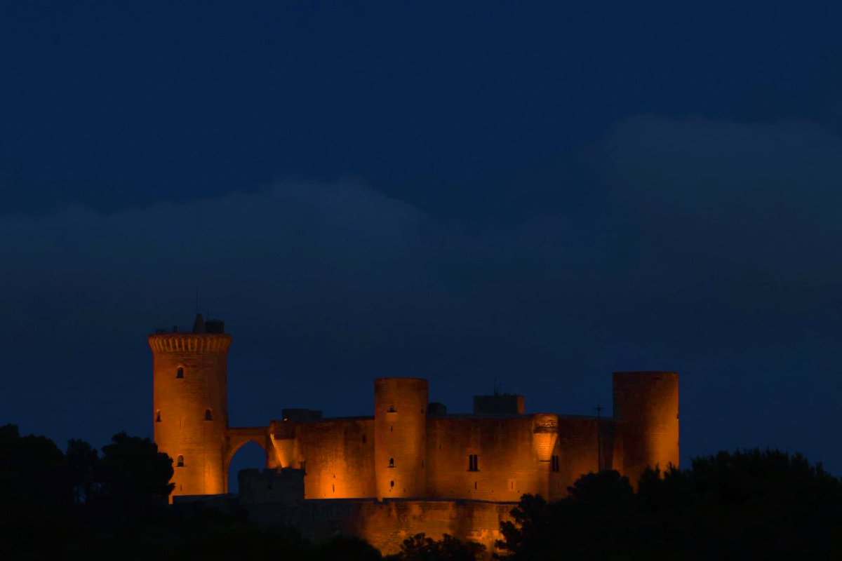 🧡🏰 Avui el Castell de Bellver s'il·lumina de taronja per donar visibilitat a la Síndrome d'Ehlers-Danlos i la Hiperlaxitud! 💪🏻 Amb ANSEDH, recolzem les persones afectades. Comparteix per conscienciar! 🔗 ansedh.org

#ANSEDH #CastellDeBellver #TaronjaPerLaSalut