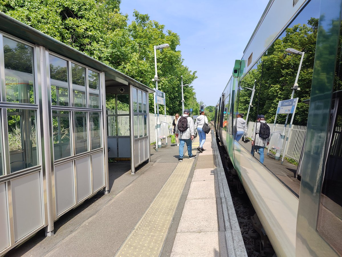 Station 733: East Dulwich ✅

A nice station with frequent trains!

An unexpected bonus station for me! Having been distracted by planning on the move, I missed the change I was meant to do at Peckham.

Now I'm heading back to Peckham on another Electrostar.

#MetrosTrainTravels