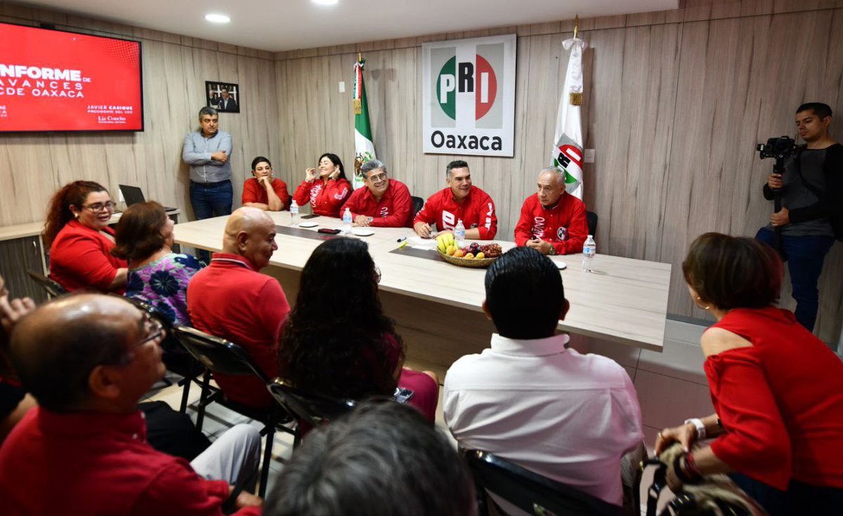 PRI_Nacional's tweet photo. Nuestro Presidente @alitomorenoc sostiene una reunión con la estructura del @PRIOaxaca_ para dar seguimiento al trabajo que realizan nuestras candidatas y candidatos, así como la estructura en la entidad.

Este dos de junio, ¡vamos a ganar en Oaxaca y en todo México!

#VotaPRI 🟢⚪️🔴