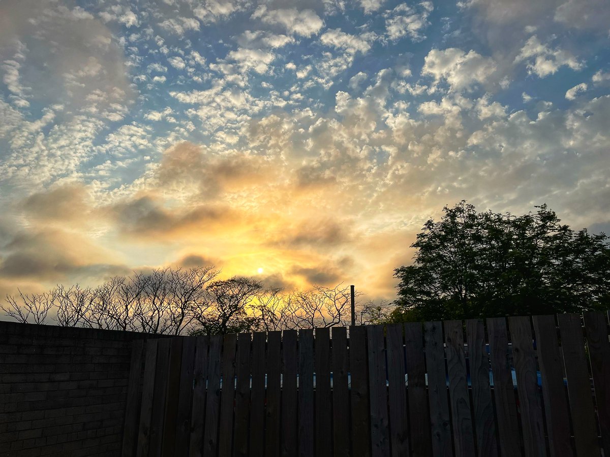 Today has not gone to plan at all but I’ve managed to nip outside & get some fresh air & there’s a nice sky & sometimes it’s just the little things that get you by! 🌅 #ItsTheLittleThings ❤️