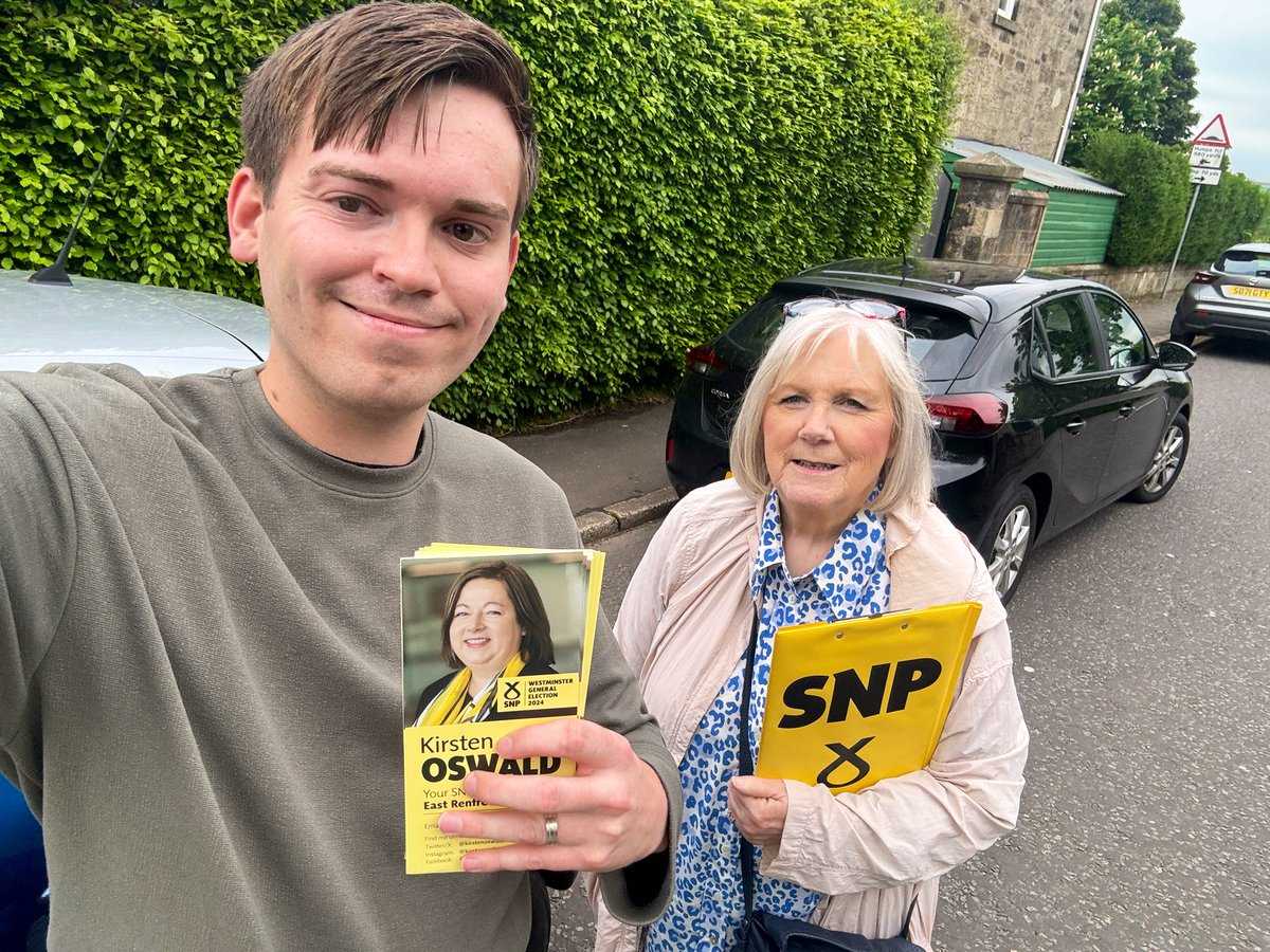 Top team out in Dunterlie in #Barrhead for @kirstenoswald this evening. So many great conversations. Great reception and lots of support for Kirsten. #VoteSNP #ActiveSNP
