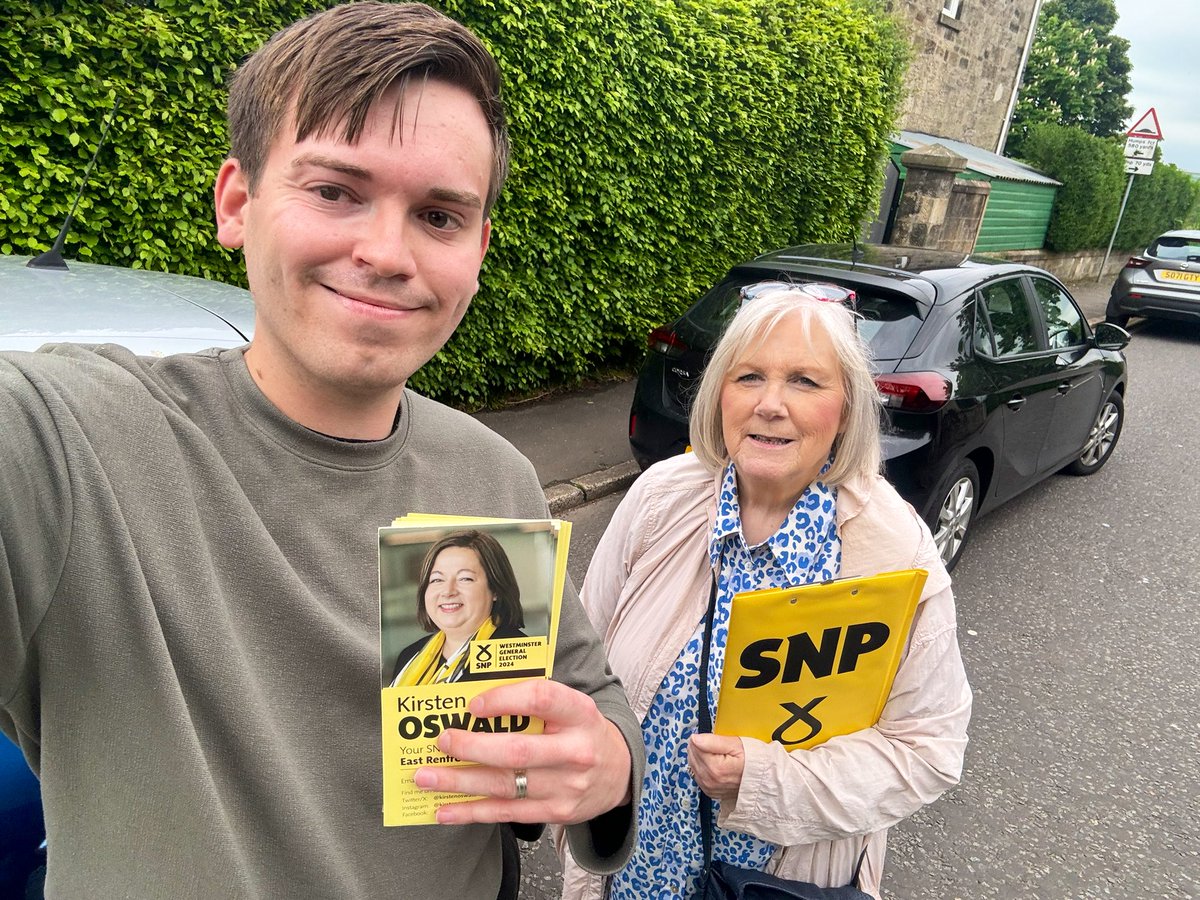 Top team out in Dunterlie in #Barrhead for @kirstenoswald this evening. So many great conversations.  

Great reception and lots of support for Kirsten.

#VoteSNP #ActiveSNP