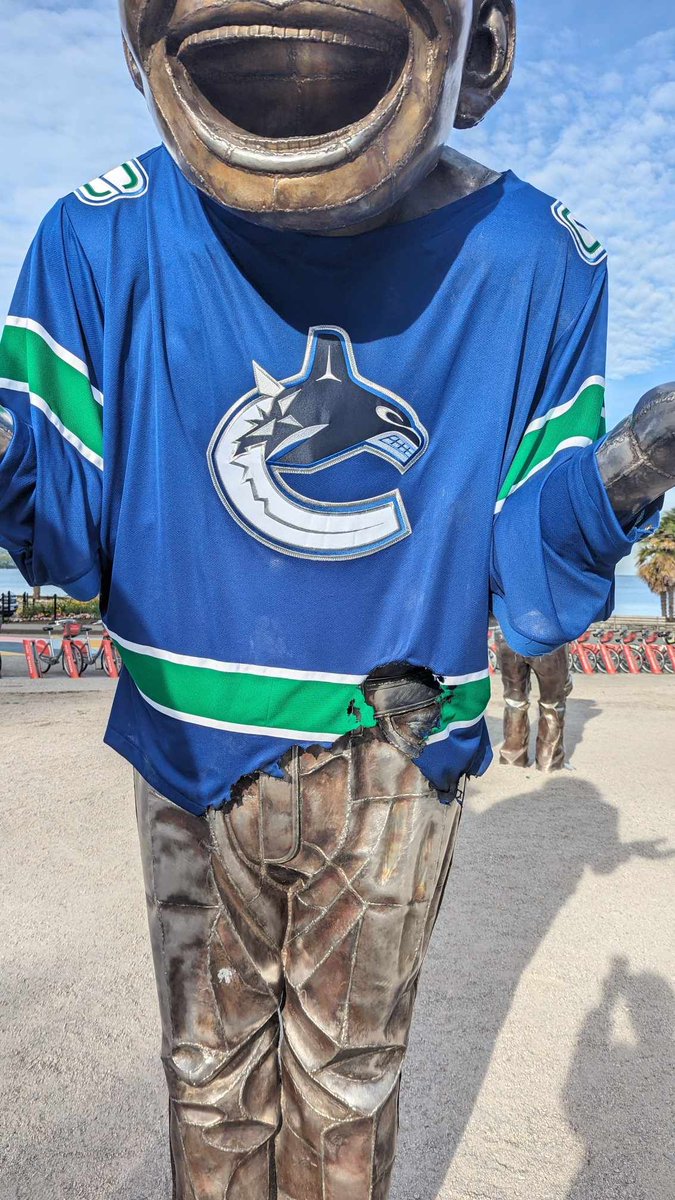 #VPD is investigating after the Canucks jerseys on the English Bay Laughing Men statues were burnt overnight. Sgt. Steve Addison: “This is disappointing to see, especially when everyone is coming together to cheer on the Canucks and enjoy a positive playoff run.” Image source: