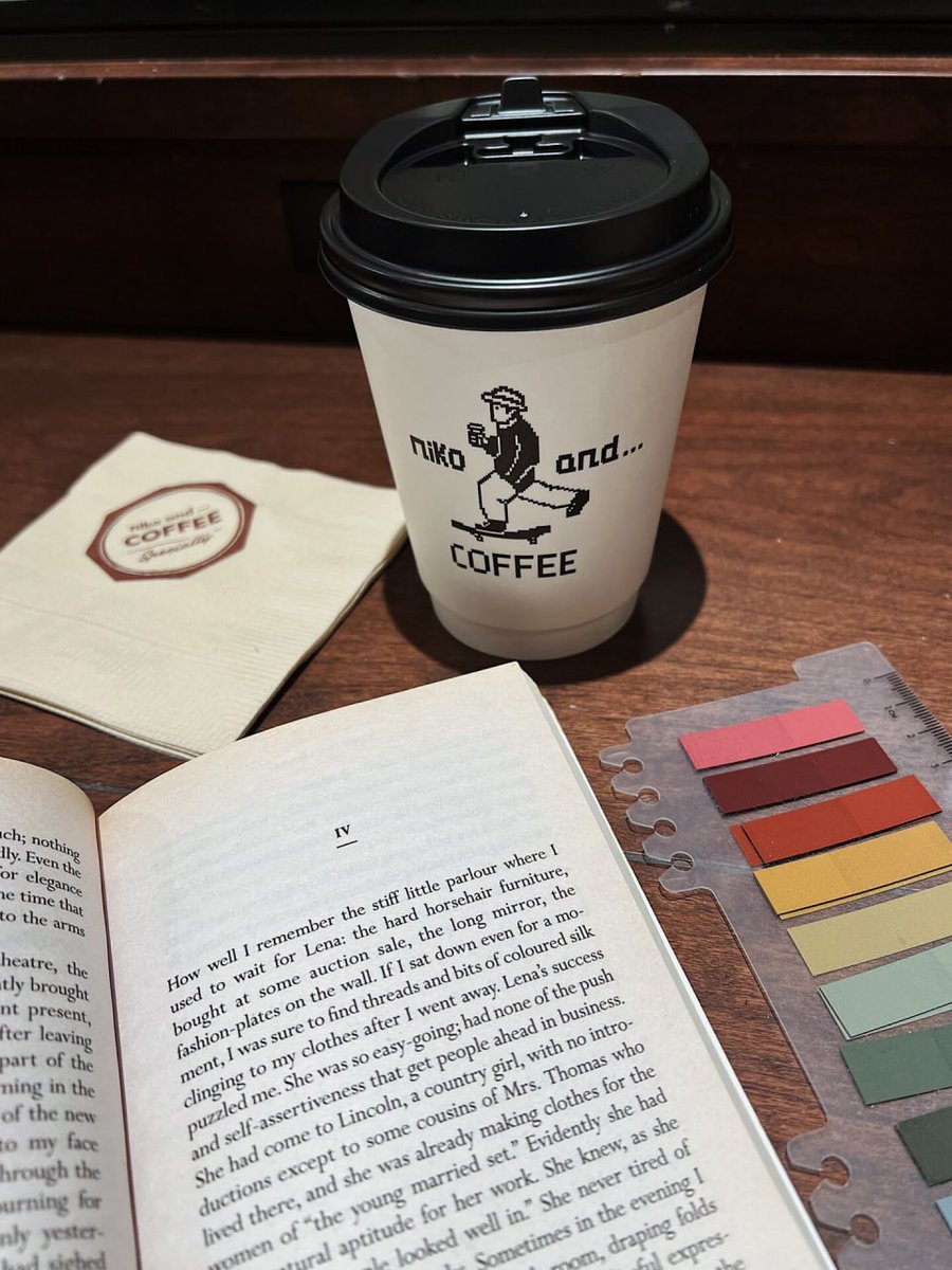 luaar22's tweet image. Reading before sleep I really enjoy it.