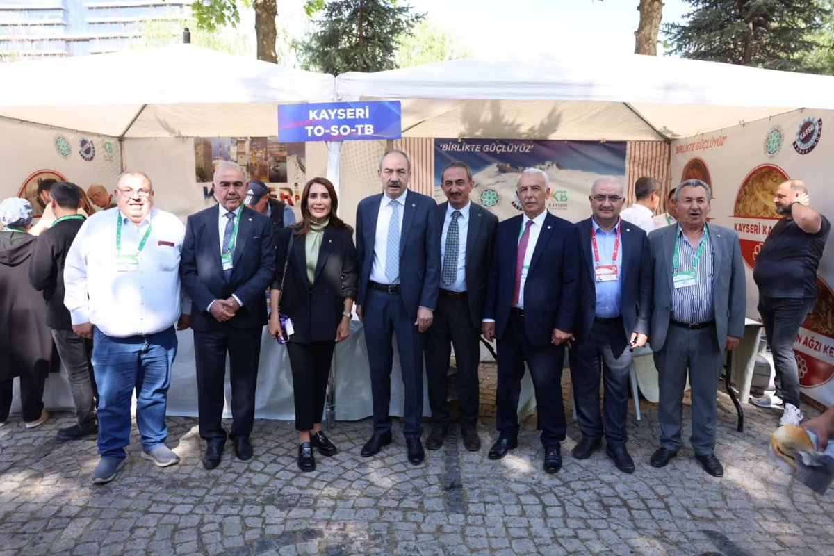 KAYSERİ’NİN YÖRESEL LEZZETLERİ TOBB GENEL KURULU'NDA TANITILDI Türkiye Odalar ve Borsalar Birliği’nin (TOBB) 80’nci Genel Kurulu dolayısıyla İkiz Kuleler bahçesinde Yöresel Ürünlerin tanıtıldığı ve ikram edildiği stantlar açıldı. Kayseri Ticaret Odası, Kayseri Sanayi Odası ve