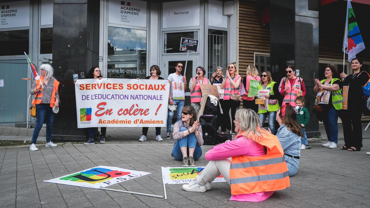 Manifestation d’assistantes sociales scolaires à Amiens : « On est les oubliés de l’Éducation nationale » courrier-picard.fr/id522986/artic…