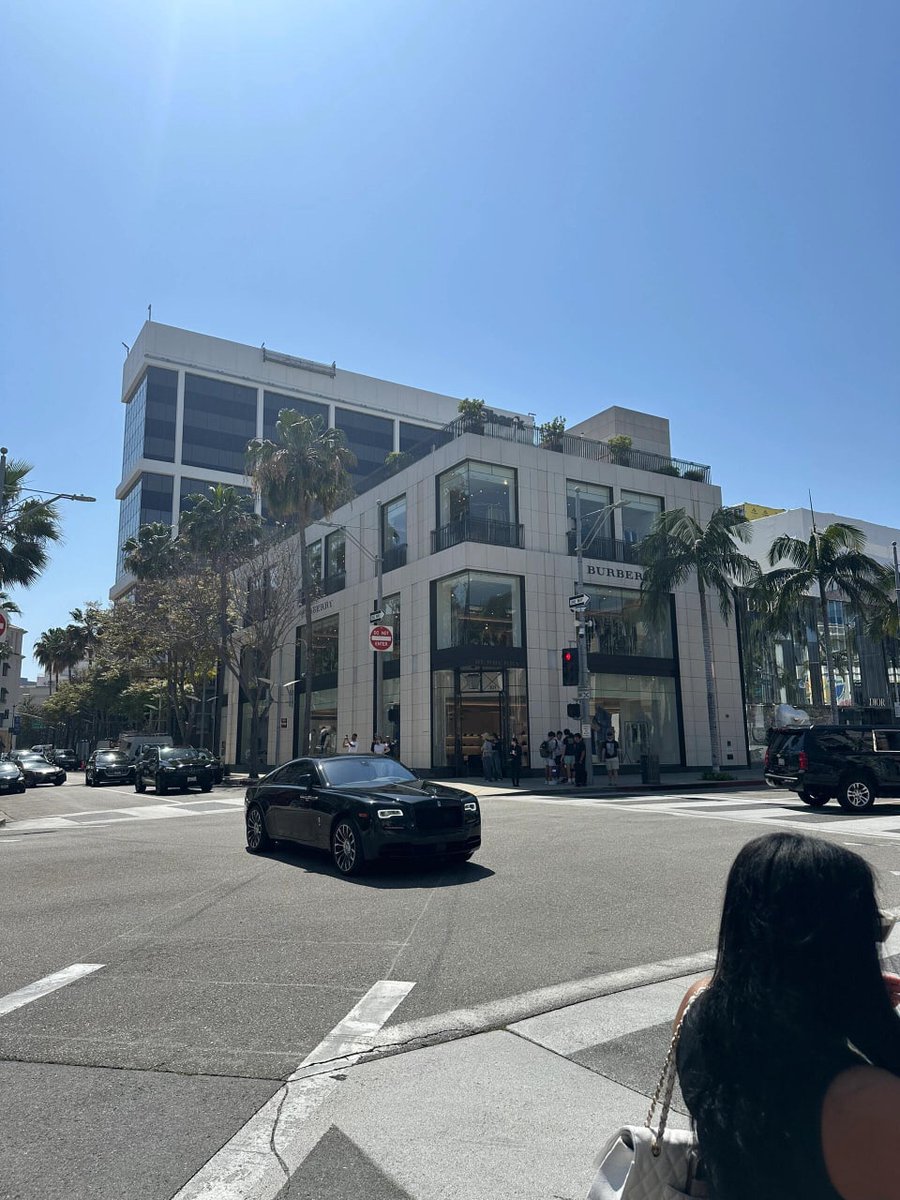 shenlisas's tweet photo. "I love the energy of Beverly Hills - there's always something exciting happening here. #BeverlyHills #LA"😍😍 https://t.co/rS7cL0xcVs
