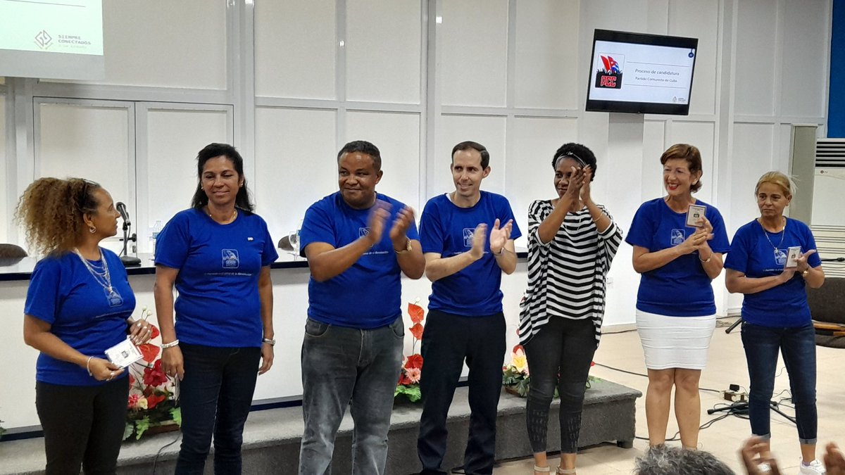 👉🏼 La Asamblea de Balance del @PCC_UCI constituye el espacio propicio para hacer entrega del carné del @PartidoPCC, a un grupo de trabajadores que ingresan a las filas de la organización comunista de Cuba 🇨🇺. ¡Muchas Felicidades!