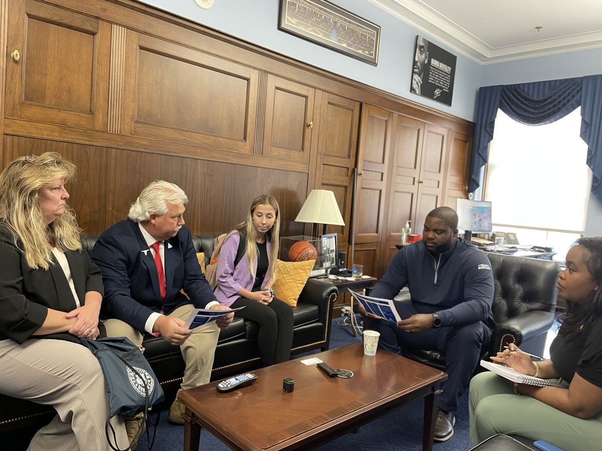 Thank you @ByronDonalds for spending some time with our members from Washington County during #FieldToTheHill24. #VoiceOfAg