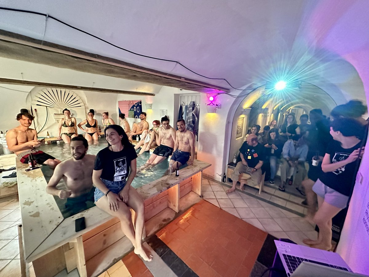 science talk in a bathrobe, what else <a href="/pintofscienceCH/">Pint of Science CH</a> ?