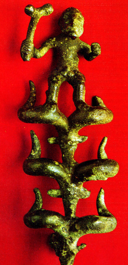 1. Domuztepe, Halaf kültürüne ait seramik parçasında boğa başları, MÖ.6000-5000. 2. Çatalhöyük evlerindeki boğa başları, MÖ.7000-6500. 3. Sümer-Babil tanrılarının boğa boynuzlu başlıkları MÖ.2000-1500. 4. Üstüste üç yaban öküzü başı ve üstunde bir Tanrı figürü, MÖ.6.-5.yy Kazbek.