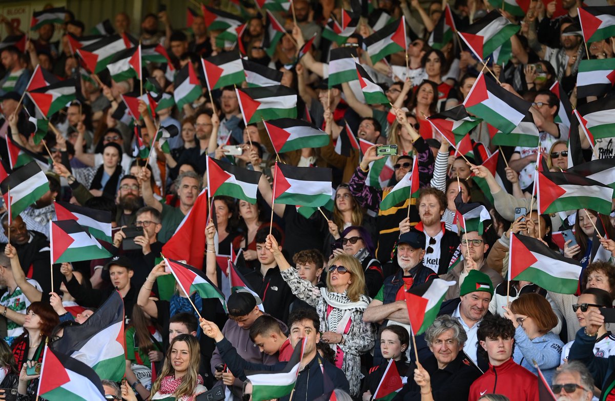 🇮🇪❤️🇵🇸 Entertaining first half and wonderful atmosphere here at Dalymount Park between Bohemians and Palestine but it remains scoreless.