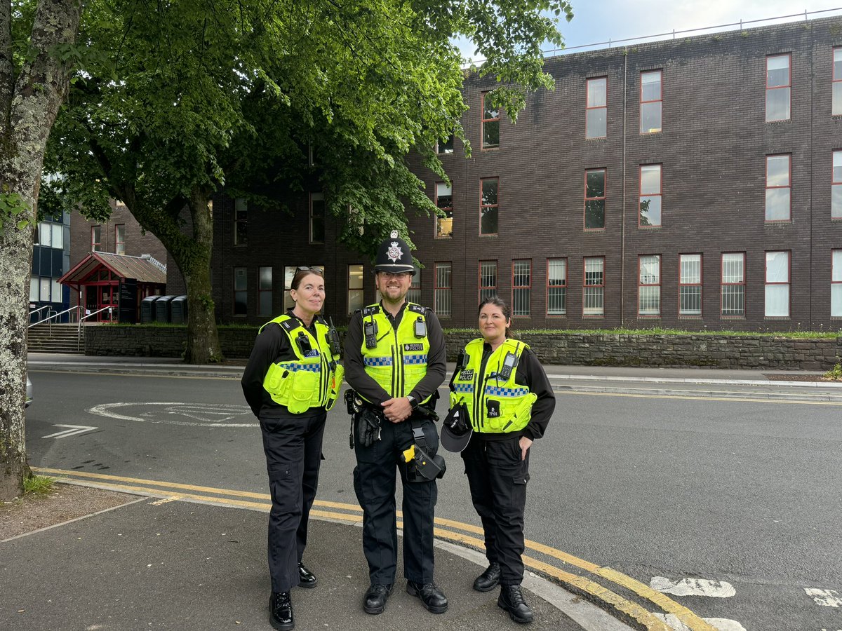 Unusually for me.. a weekday evening duty this evening at the request of our @swpolice #CommunitySafetyTeam, undertaking high-visibility foot patrols in #Cathays with S/Sgt Briggs, SC Jones and SC Elliot👮‍♂️ Great to be out and about on foot and speaking with the community 😊🤝