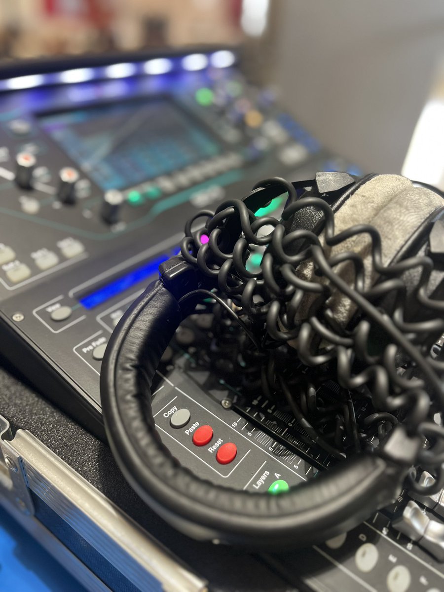singergise1's tweet photo. Well done @garntegprimary - such a fabulous day recording with @cobramusicwales - cannot wait until everyone will get to hear your #climbtosparkle #single in #July #expressivearts #notinmissout #DJ4aDay #takingpart #creativecollaborators @WG_Education https://t.co/QGvJHDpJKg