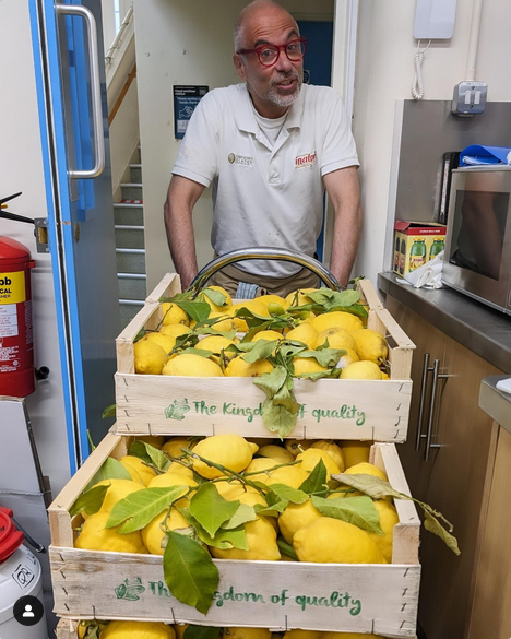 Antonio, maestro @Gelato_Village, has just has his order of Lemons so I have been promised that award winning Bee Happy #gelato (Lemon, Honey & Sage) will be on the menu soon.
#smesupporthour #midlandshour #staffordshirehour #malvernhillshour @derbypromo