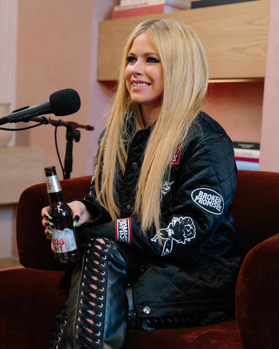 AvrilTribe's tweet photo. Beer drinking hockey playing bitches 🏒🍻 Listen now to our interview on Call Her Daddy
Spotify: https://t.co/zLhxGjqTIk
Apple Music: https://t.co/UFFEYDWAGe

#AvrilLavigne #CallHerDaddy #AlexandraCooper https://t.co/Sr7BbWwm8g
