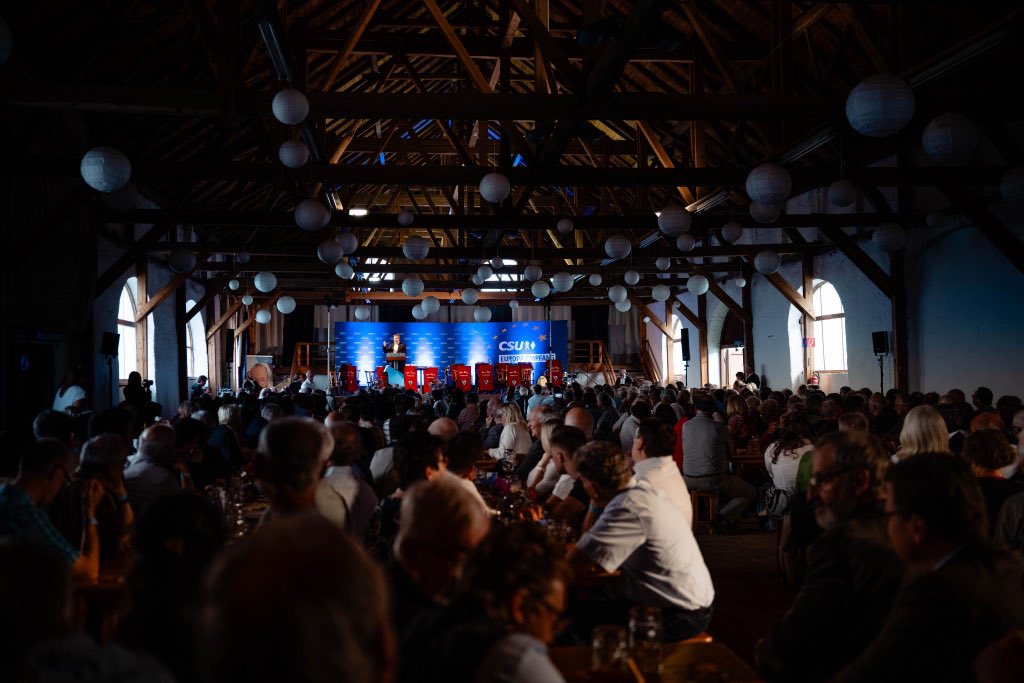 Volles Haus beim Europa-Empfang in Niederbayern mit @Markus_Soeder und Christian Bernreiter! Die Stärke der @CSU ist unsere enorm engagierte Basis. Es braucht Verwurzelung und Weitblick, um Europa in eine gute Zukunft zu führen! #starkesBayerninEuropa