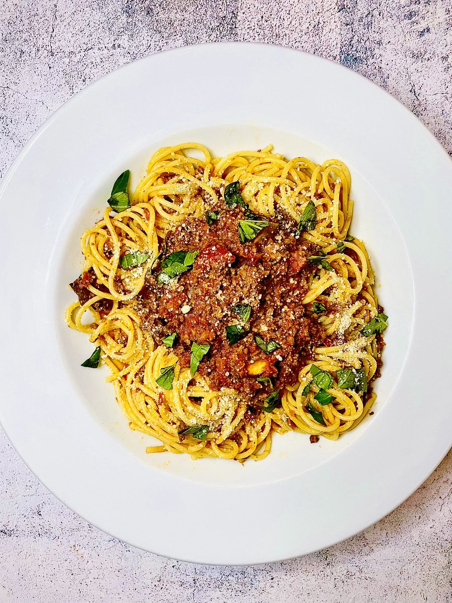 #RecipeOfTheDay The Ultimate Spaghetti Bolognese

A delicious rich, creamy and slowly simmered sauce. It is not the most traditional recipe but it certainly tastes wonderful.

Check out the recipe bestrecipesuk.com/recipes/the-ul…

#recipe #cooking #pasta #bolognese #spaghetti