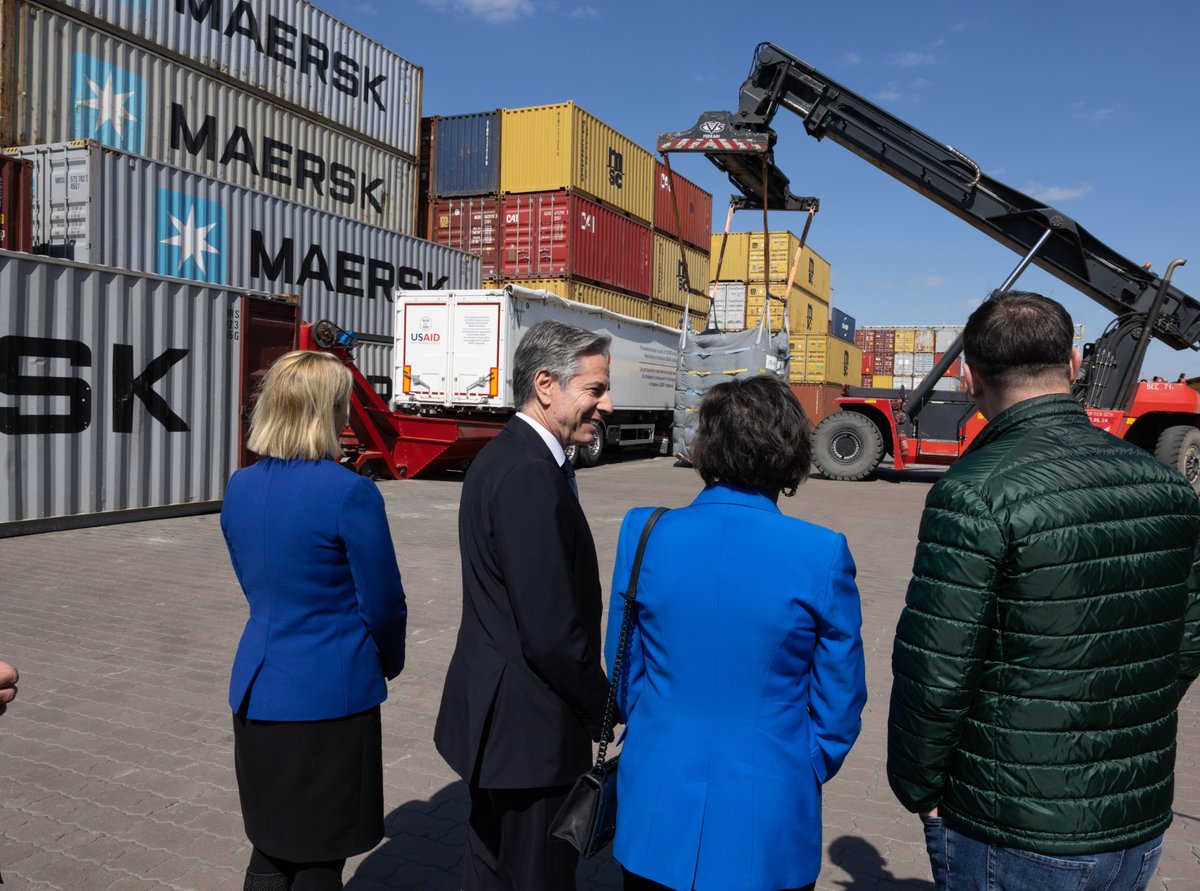 Ukraine is feeding the world through grain production and export, including the world’s most food insecure countries. I got to see this firsthand during my tour of a shipping facility that uses equipment from @USAID to bring much-needed grain to global markets.