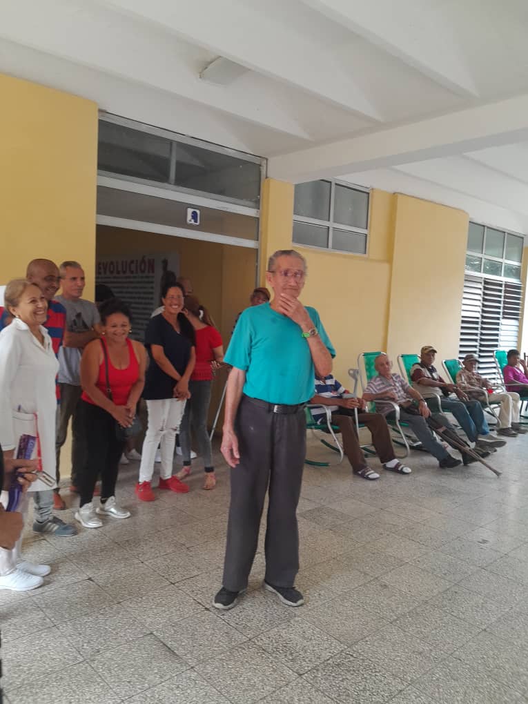 🇨🇺❤️🇨🇺#PoderPopular #Ahora visitan la Casa de abuelos Carlos Font, Diputados al Parlamento Cubano José Miguel Gómez del Vallín y Félix Martínez Suárez, junto a la Presidenta de la Asamblea Municipal Juana Yamilka Viñals Suárez intercambian con el colectivo se preocupan por todos