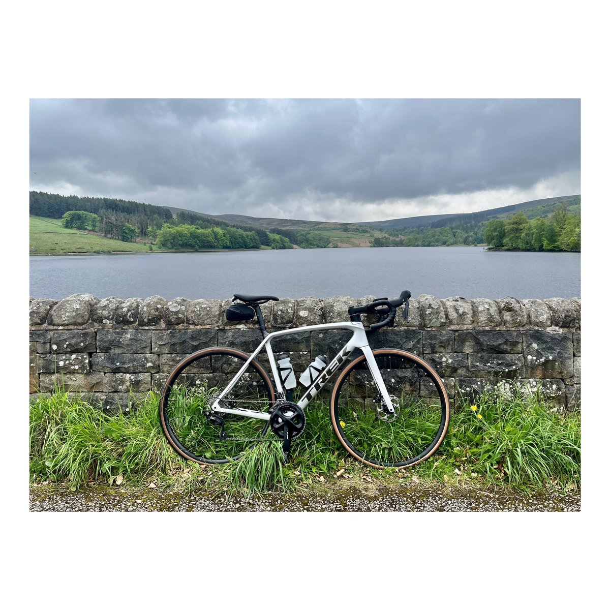 A day off work means a day spent riding!👌🏻 This time out on the @trekbikes Emonda to see how my climbing legs are. I can confirm that Goyt’s Lane up to Long Hill is brutal following the climb up from #kettleshulme. Great ride though & good to be out. #goodvibesandbikerides