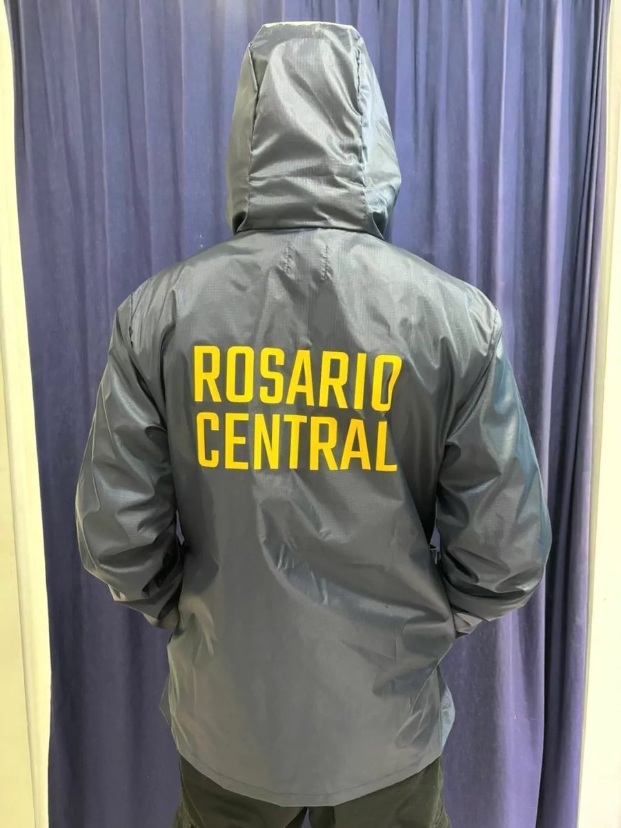 LLEGÓ EL NUEVO…😱

👉🏽La tienda oficial de #RosarioCentral sacó el pilotin del 2024.

💰El precio? 67 mil pesos.
