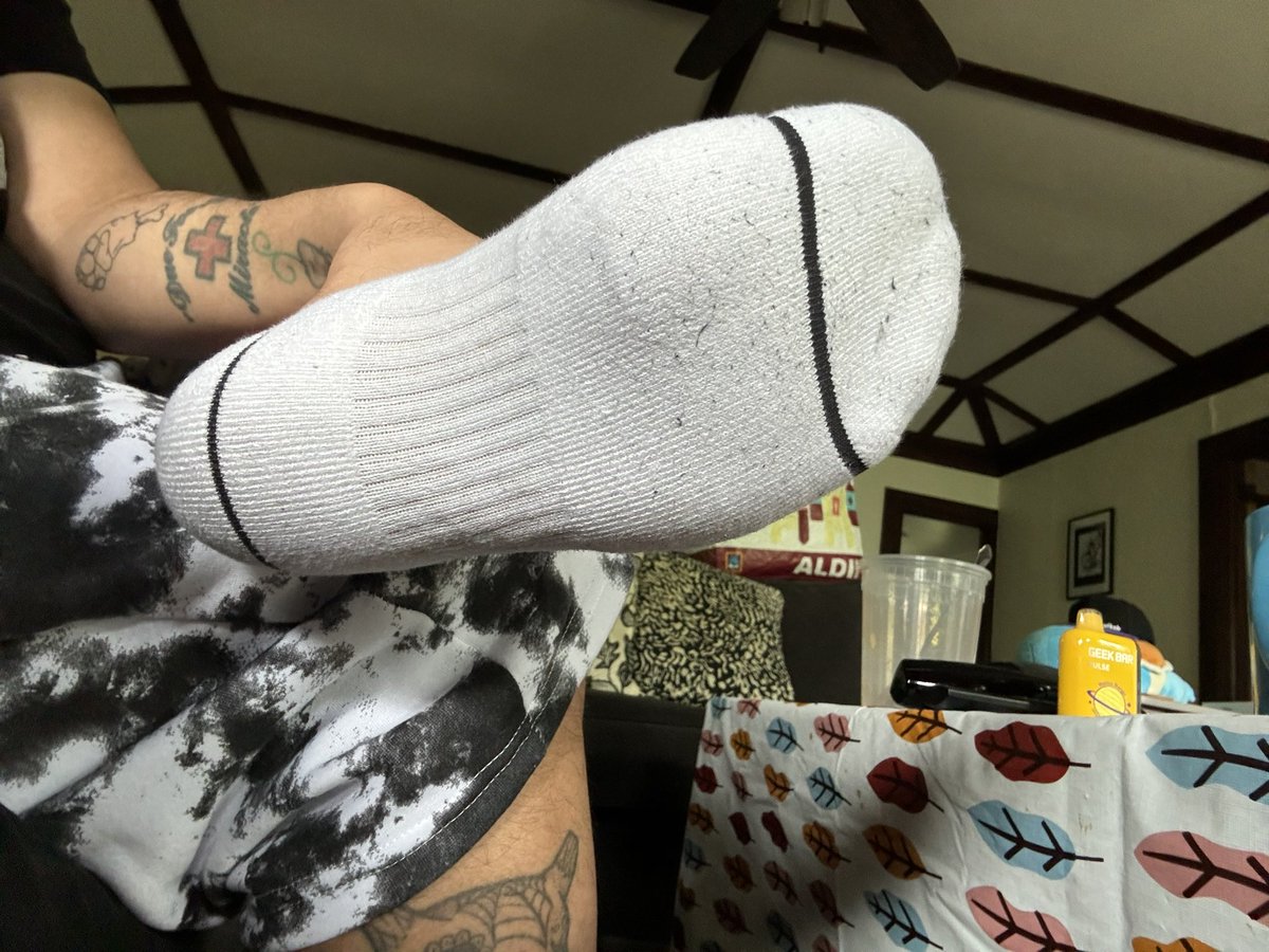 yourpawsmyface's tweet photo. Damp socks with sour notes, come get that muzzle deep in here 😘
#malefeet #footfetish #sweatsocks https://t.co/ZzUFQnDPcu