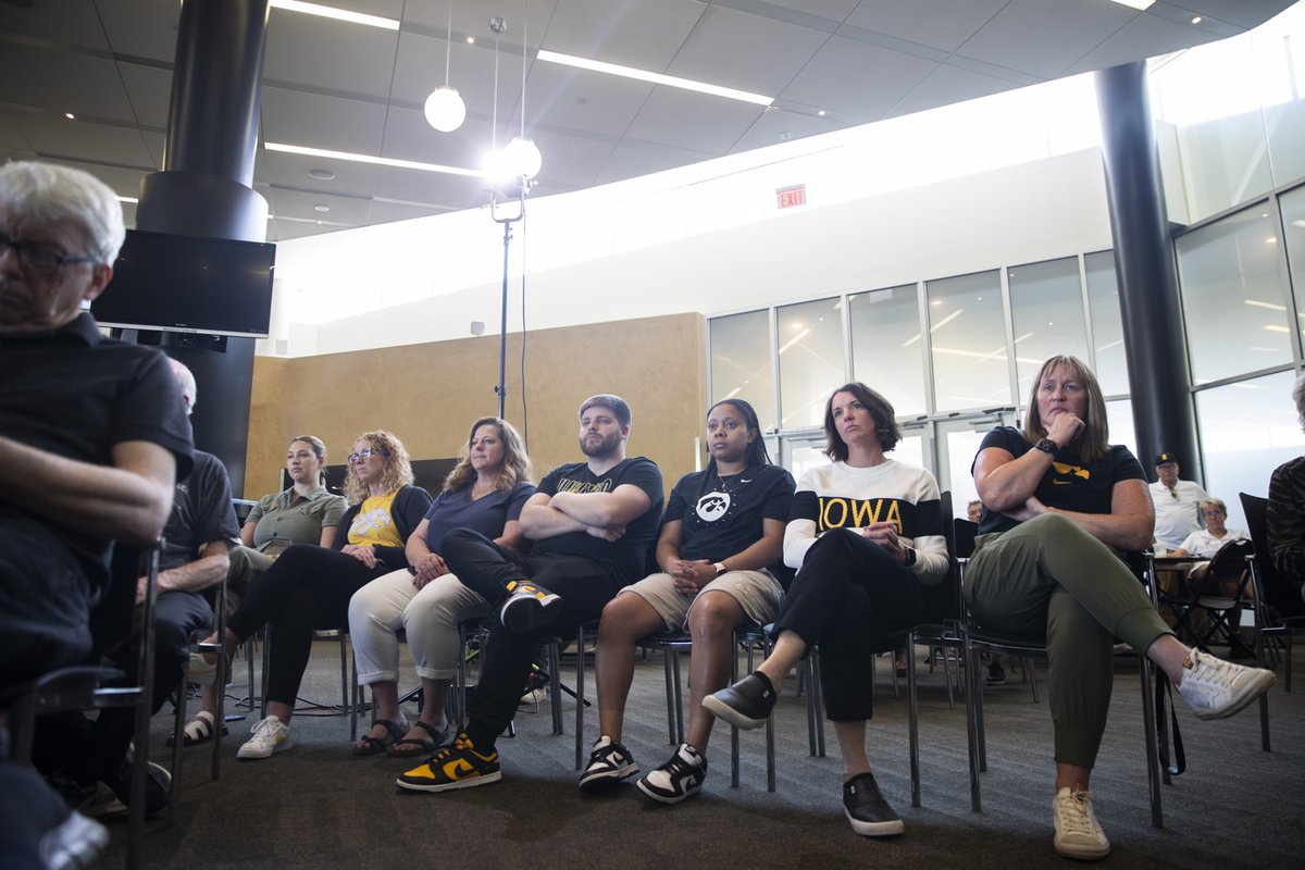 The Iowa Women’s Basketball team hosted an introductory press conference at Carver-Hawkeye Arena on Wednesday. The conference marks Jan Jensen’s first as head coach of the Hawkeyes. Jensen answered questions from the media about her new position as head coach. 📸:@IsabellaTis16