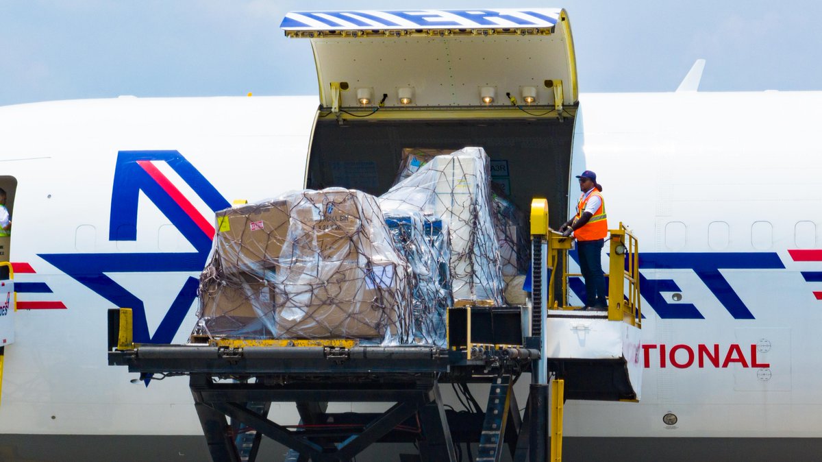 CEPASV's tweet photo. Entre el 1 de enero al 12 de mayo de 2024, en nuestra Terminal de Carga Aérea se ha movilizado más de 10.8 millones de kilogramos en importaciones y exportaciones, esto es un incremento del 20%⬆️ en comparación con el 2023.
✈️📦🌎 https://t.co/7tYicMF6jN