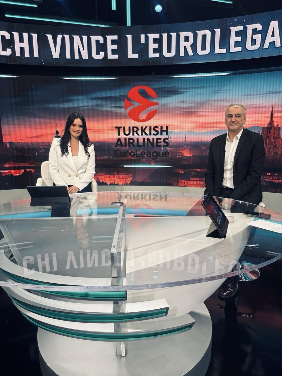 It was a dream for me to be able to work with this team of professionals. Today was my first time live as a host on sky sport with this amazing team.
Thanks to everyone, I feel blessed💜

#skysport #euroleague #basketball @SkySport