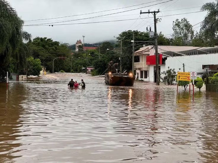 Governo Lula anuncia auxílio reconstrução para 240 mil famílias de mais de 5 mil reais no Rio Grande do Sul.