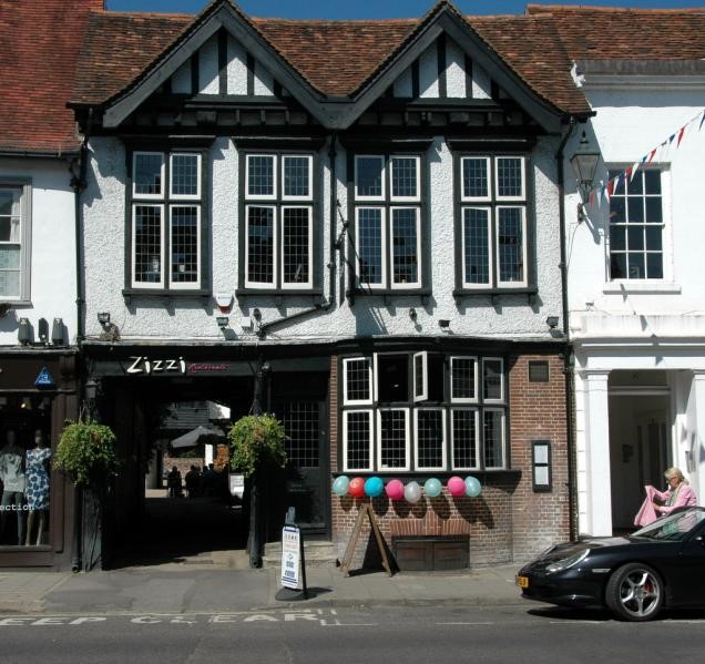 Leafing through the dendrochronology in the latest @VArchGroup Journal. Noted the Old White Hart, Henley (Oxon), has been dated to 1391. As a purpose-built inn, it would be a genuine contender to be the oldest pub in the country if it hadn't closed in 2008. Its now a Zizzi.