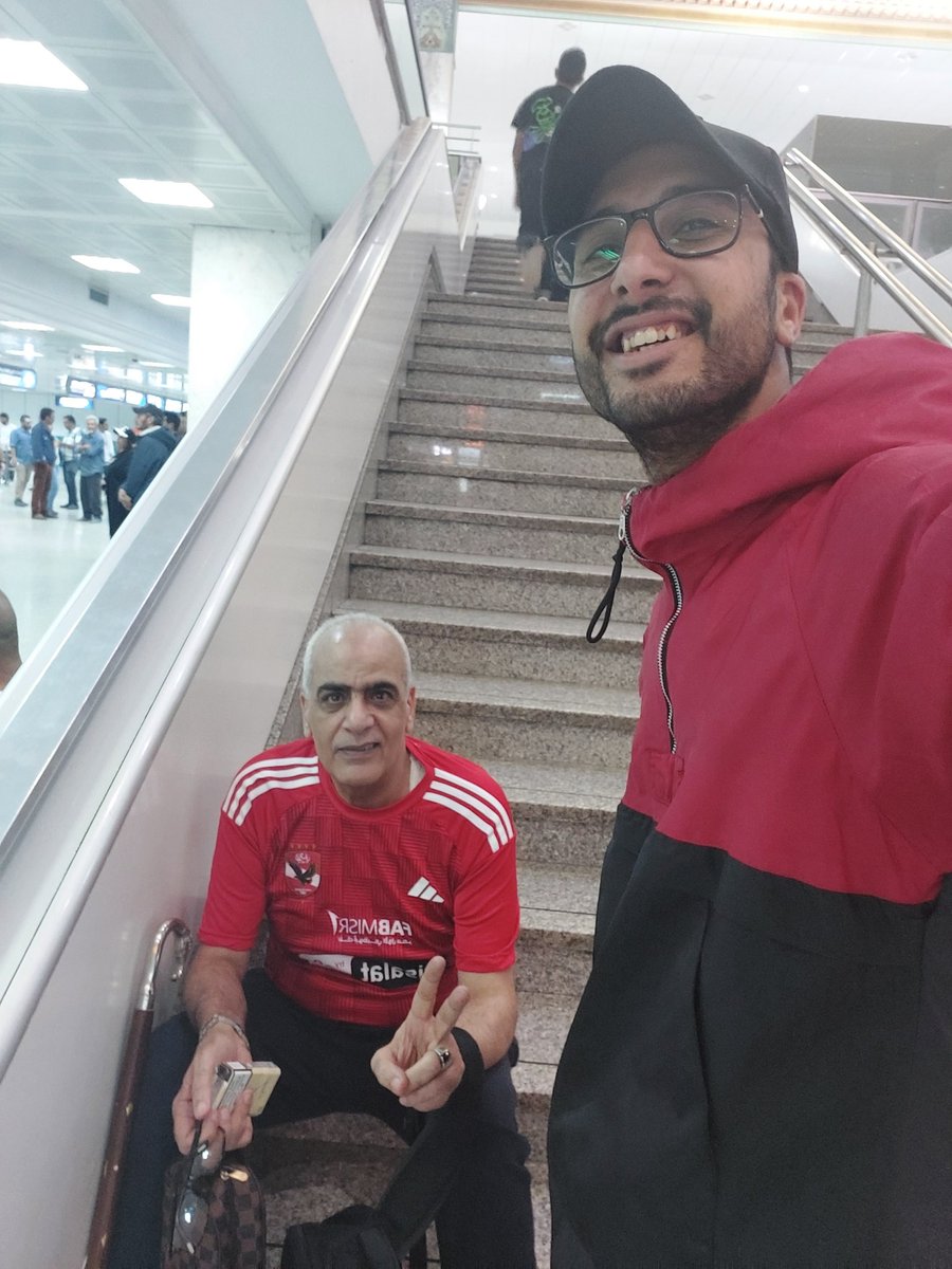tariq_nagy's tweet photo. من قلب شارع الحبيب بورقيبة يتجول الرجل الأهلاوى العجوز بتيشيرت الأهلى ثم إلى مطار قرطاج لاستقبال بعثة الأهلى ومقابلة إسلام أحلى اهلاوى تقابله للمرة الأ��لى فى حياتك فقط ما جمعنا هو حب الأهلى 🦅 https://t.co/urYeqEZBeB