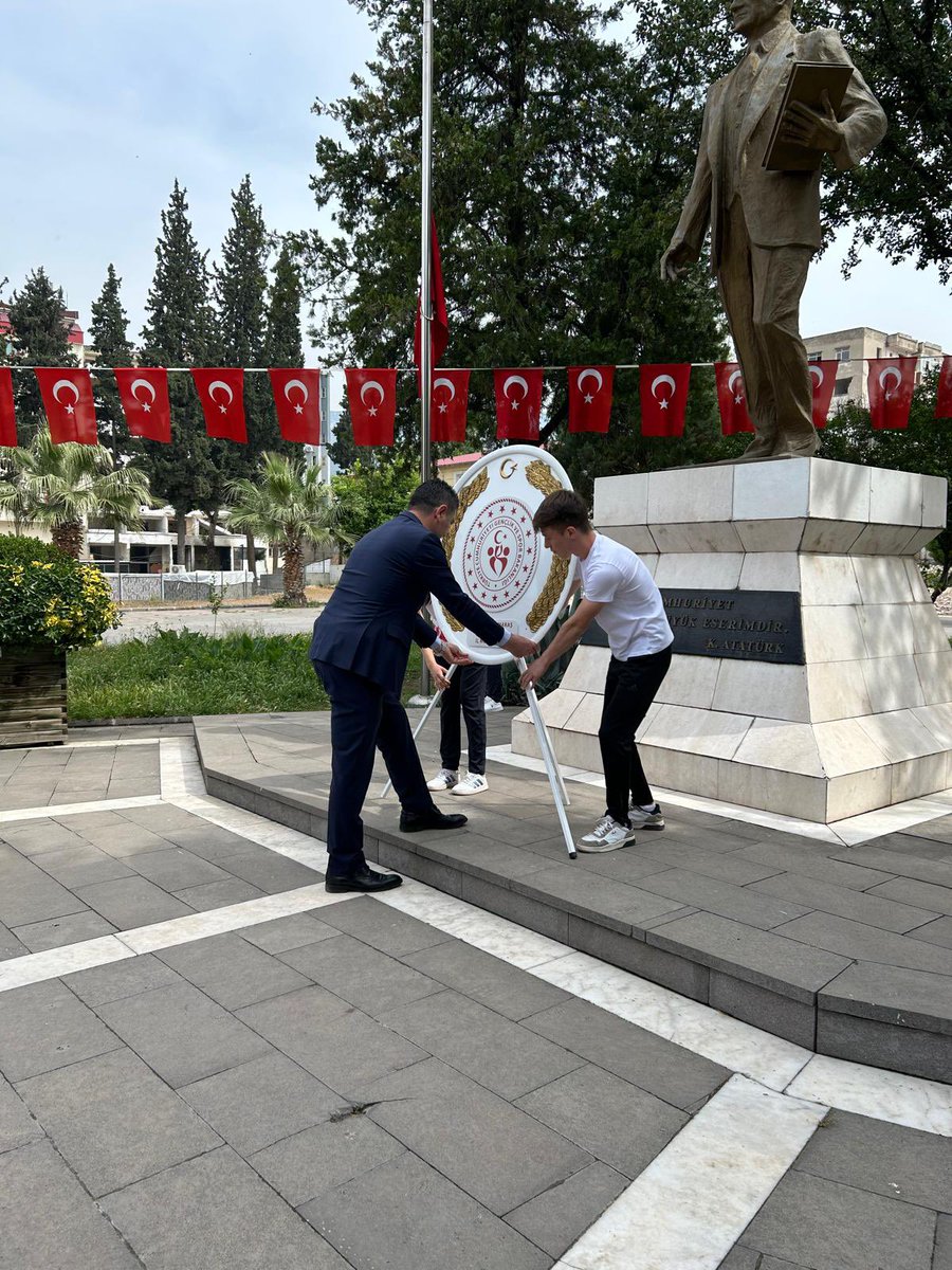 15-21 Mayıs Gençlik Haftası Saygı duruşu, istiklal marşımızın okunması Atatürk anıtına il müdürümüzün çelenk takdimiyle başladı.