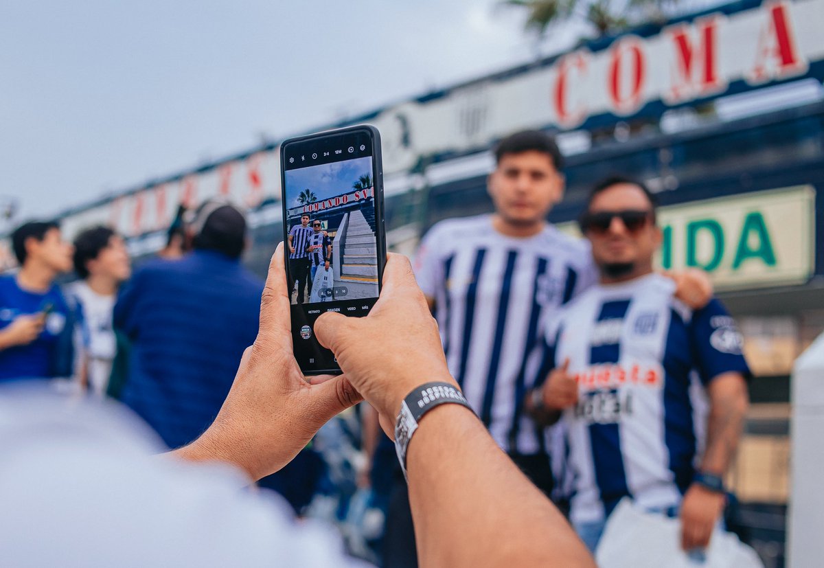 📸 𝙍𝙚𝙘𝙤𝙧𝙧𝙞𝙚𝙣𝙙𝙤 𝙣𝙪𝙚𝙨𝙩𝙧𝙖 𝙘𝙖𝙨𝙖. ⚪️🔵

El 𝗧𝗼𝘂𝗿 𝗕𝗹𝗮𝗻𝗾𝘂𝗶𝗮𝘇𝘂𝗹 fue un éxito. Recibimos a nuestros hinchas y los hermanos de @ColoColo. 

#ConAlianzaSiempre