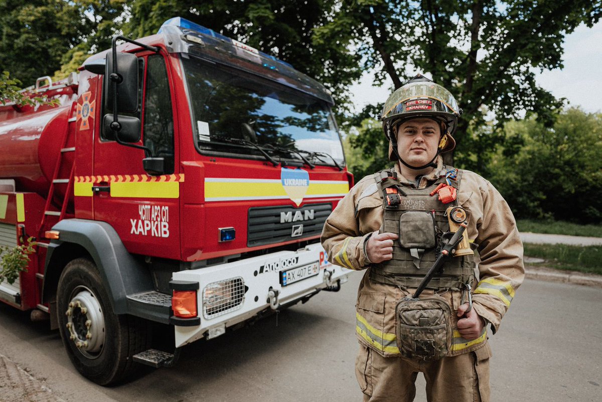 This vehicle was donated by @JsyFire last year in our 3rd convoy. The Fire Chief of Kharkiv is pictured with the 8200-litre @Angloco water tanker, which has been helping the service respond to incidents on a regular basis. #Ukraine #FireAid4Ukraine