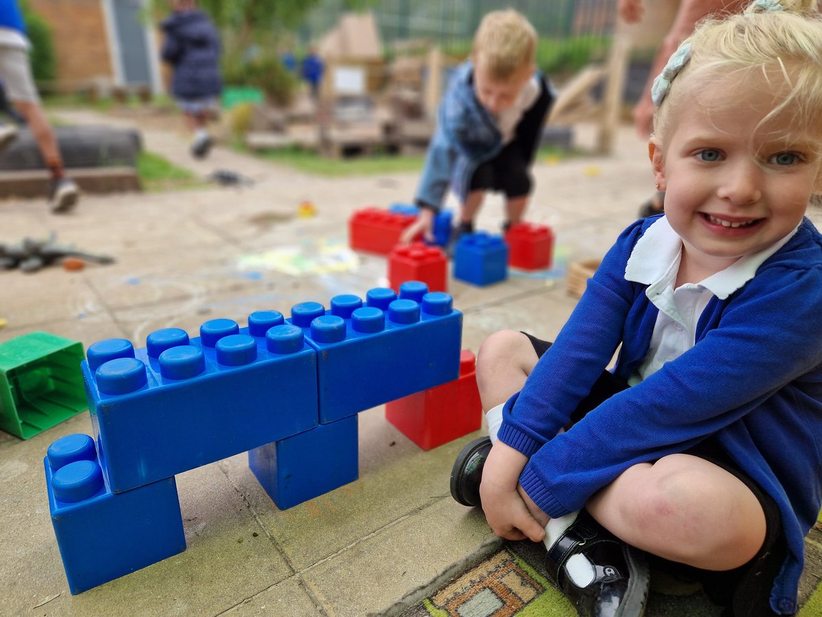 Last week - nursery investigated 3D shapes 🧊
This week - "Look, I built a bridge with cubes and cuboids" 
"Oooo that's really good, I'm going to build a bridge with cubes and cuboids too!" [friend in background] 😊
@NewSilksAcademy 
#EYFS