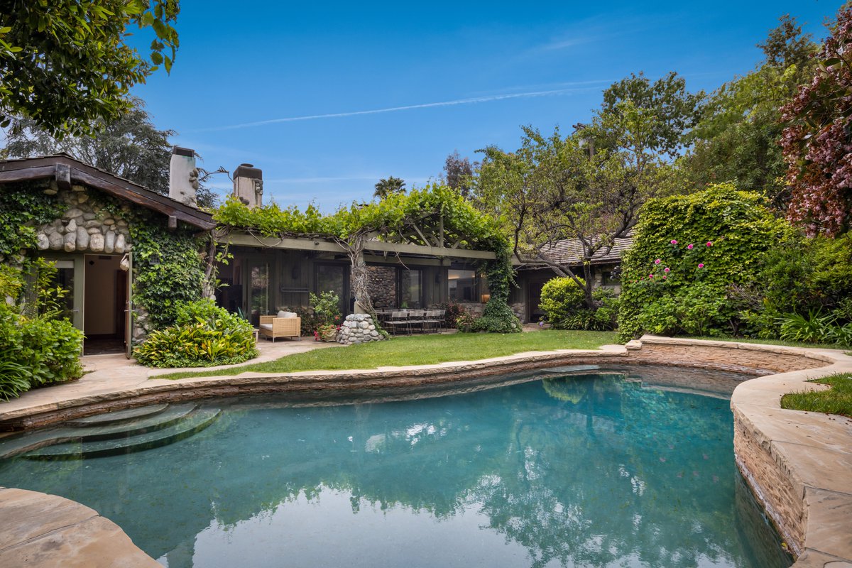 Timeless Craftsman 🌳 Sited in one of the most exclusive and coveted neighborhoods in Los Angeles, this acclaimed estate epitomizes a harmonious blend of traditional and lodge style design and architecture. [Listing: @TheAltmanBros | tinyurl.com/12733-Parkyns] #EllimanCalifornia