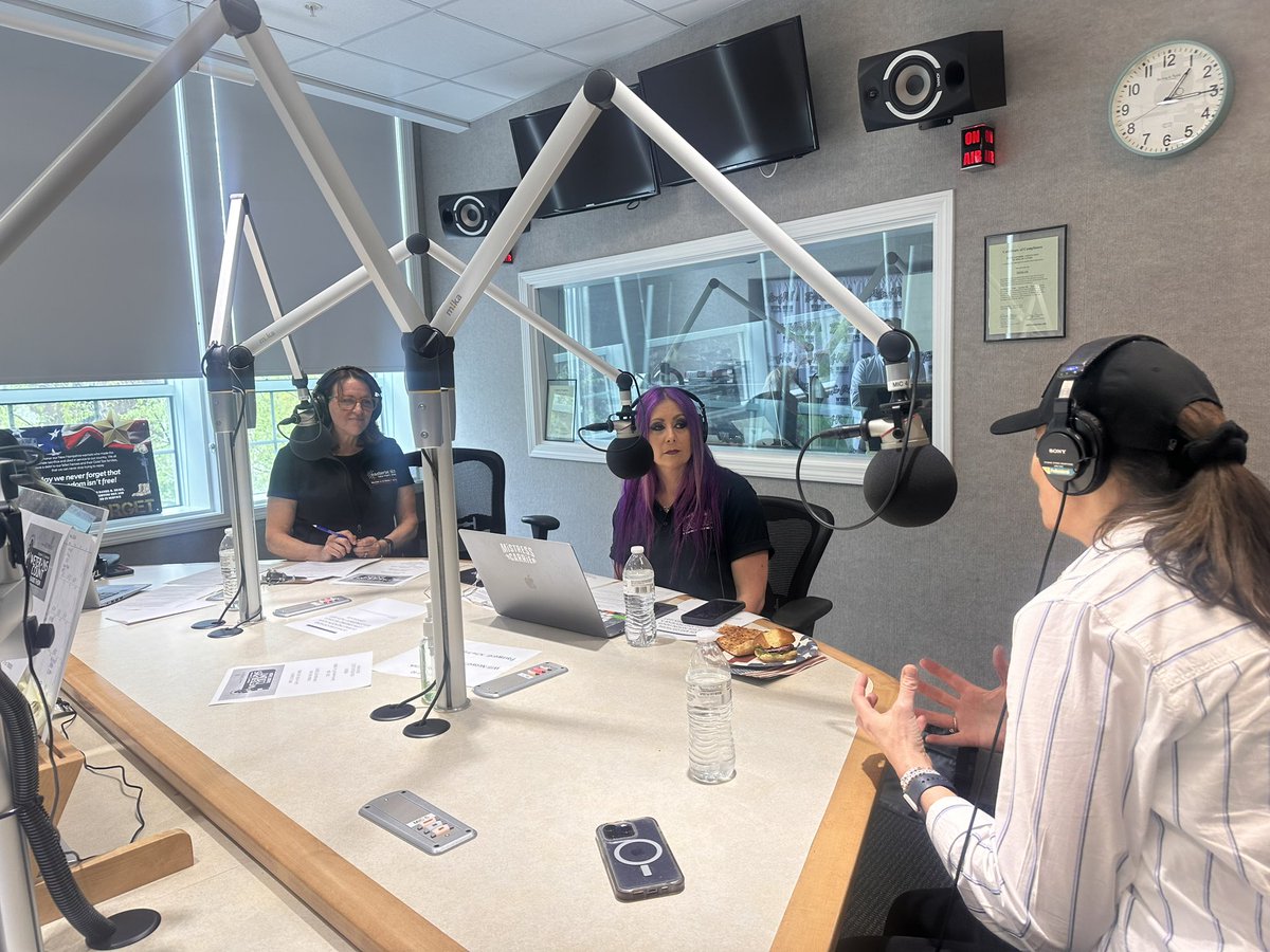 KellyAyotte's tweet photo. I was thrilled to join Ginger Munson on the air today at the #Make12HoursCount Radiothon on @thepulseofnh in support of Veterans Count!
Call 1-844-650-VETS (8387) or text VETS to 78000 before 6 PM today to support this amazing organization. #nhpolitics #nhgov https://t.co/6Uynh7a6Di