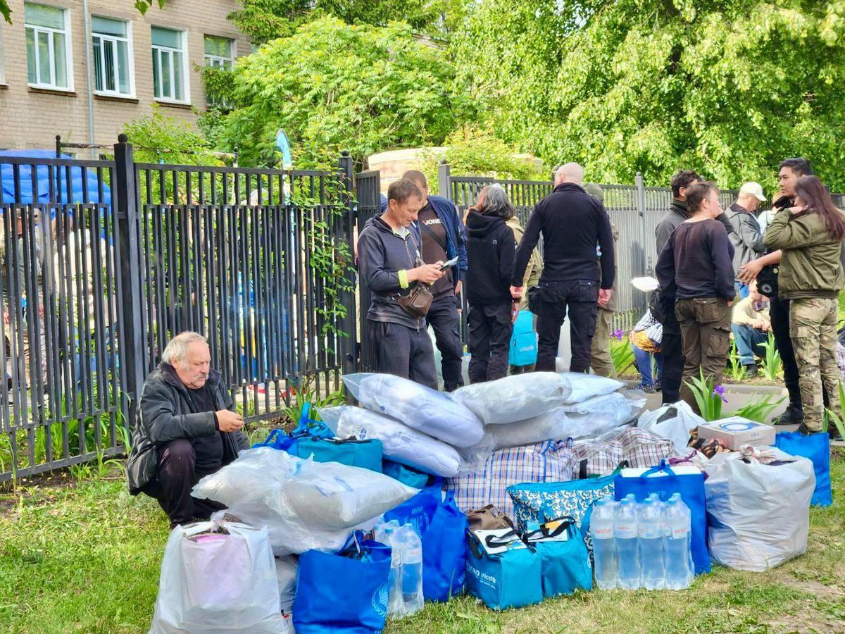 WCKitchen's tweet photo. Families across the Kharkiv region are fleeing for their safety as Russian attacks intensify in eastern Ukraine. In Buhaivka, WCK provided comforting bowls of soup and water to people forced to evacuate their homes with what few belongings they could carry.
#ChefsForUkraine https://t.co/GzY2U0KrM1