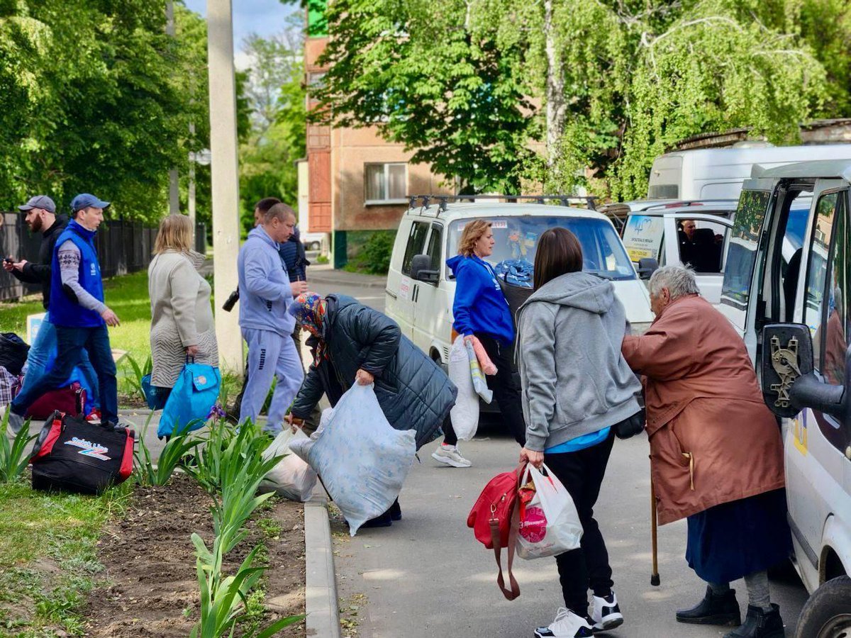 WCKitchen's tweet photo. Families across the Kharkiv region are fleeing for their safety as Russian attacks intensify in eastern Ukraine. In Buhaivka, WCK provided comforting bowls of soup and water to people forced to evacuate their homes with what few belongings they could carry.
#ChefsForUkraine https://t.co/GzY2U0KrM1