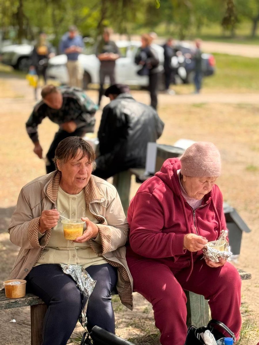 WCKitchen's tweet photo. Families across the Kharkiv region are fleeing for their safety as Russian attacks intensify in eastern Ukraine. In Buhaivka, WCK provided comforting bowls of soup and water to people forced to evacuate their homes with what few belongings they could carry.
#ChefsForUkraine https://t.co/GzY2U0KrM1