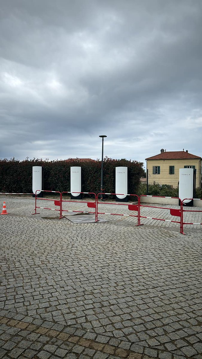 Le 2em SUC #Tesla Corse arrive! Construction d'une station à Bastia (Mercure Hotel). Info et photo de Frederic P. sur FB Comme d'habitude, retrouvez le lien vers ma carte : tinyurl.com/StationsVE Toute l'actu des stations de recharge sur le groupe FB : tinyurl.com/GroupeFacebook…